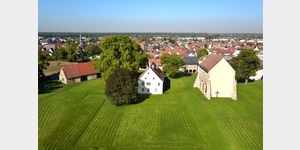 Luftaufnahme vom Kirchenfragment und der Zehntscheune des Kloster Lorsch