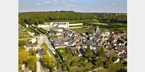 Luftaufnahme vom Ort und Schloss Villandry