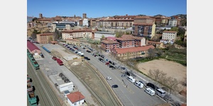 Luftaufnahme vom Parkplatz am Bahnhof in Teruel