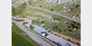 Luftaufnahme vom Parkplatz unterhalb der Zufahrt zum El Torcal Antequera