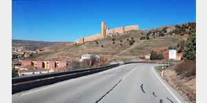 Blick von der CM-210 auf das Castillo de Molina