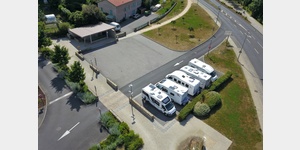 Luftaufnahme vom Stellplatz Ecole - Salle Polyvalente
