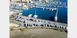 Luftaufnahme vom Stellplatz am Yachthafen von Almerimar.@Hier der Bereich P1 mit Strom.