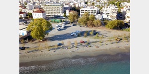 Luftaufnahme vom Parkplatz am Strand von Kalamata.