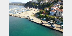 Luftaufnahme vom Parkplatz am Hafen von Pylos.