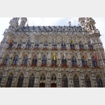 10 vertikale und 3 horizontale Fensterachsen gliedern die Fassade des Stadthauses von Lwen (Leuven)