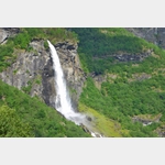Der Rjondefossen, im Frhjahr ein eindrucksvoller Wasserfall.