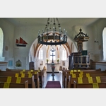 Blick durch das Kirchenschiff auf den Altar in der Dorfkirche in Gro Zicker