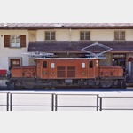 Die Lokomotive Ge 6/6I 407 (Rhtisches Krokodil) vor dem Bahnmuseum Albula