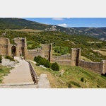 Die Wehrmauer mit Osttor und Torre de Albarana des Castillo de Loarre