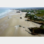 Luftaufnahme der Praia Fontela Balea bei Ebbe.