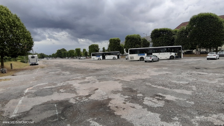 Zeer grote parkeerplaats.