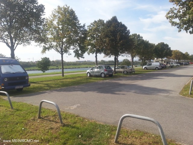 Parkplatz Kaisermhlen - mit Blick zur Neuen Donau