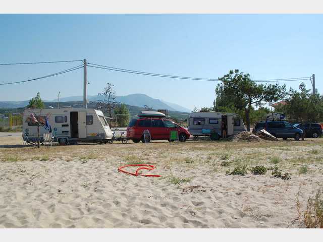  Paralia Ofriniou: Uitzicht vanaf het strand naar de parkeerplaats