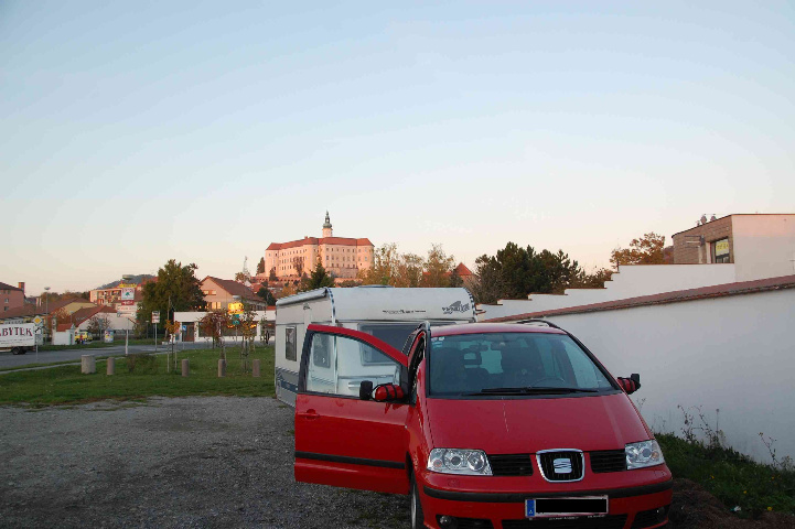 Parkplatz vor dem Schwimmbad. Im Hintergrund das Schloss Mikulov - gemtliche 10 Fuminuten entfernt