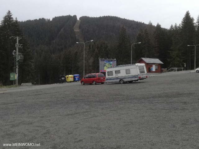 Der Parkplatz Schigebiet Spicak ist im Herbst recht einsam. Im Hintergrund ist eine Schiabfahrt zu e ...