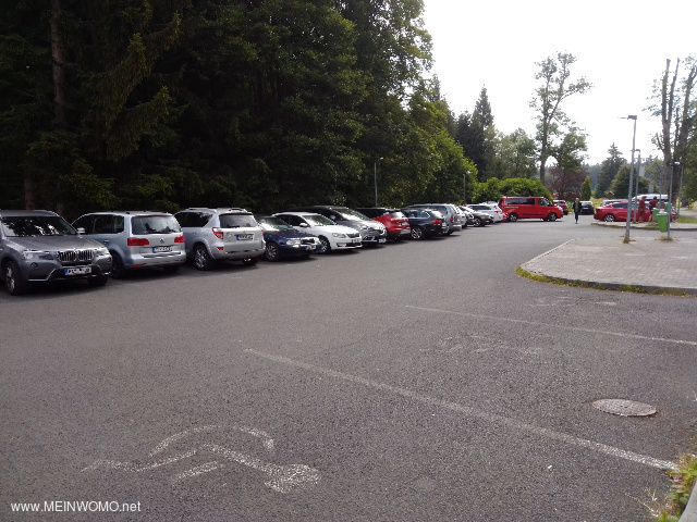 Beinahe vollbesetzter Parkplatz am Vormittag