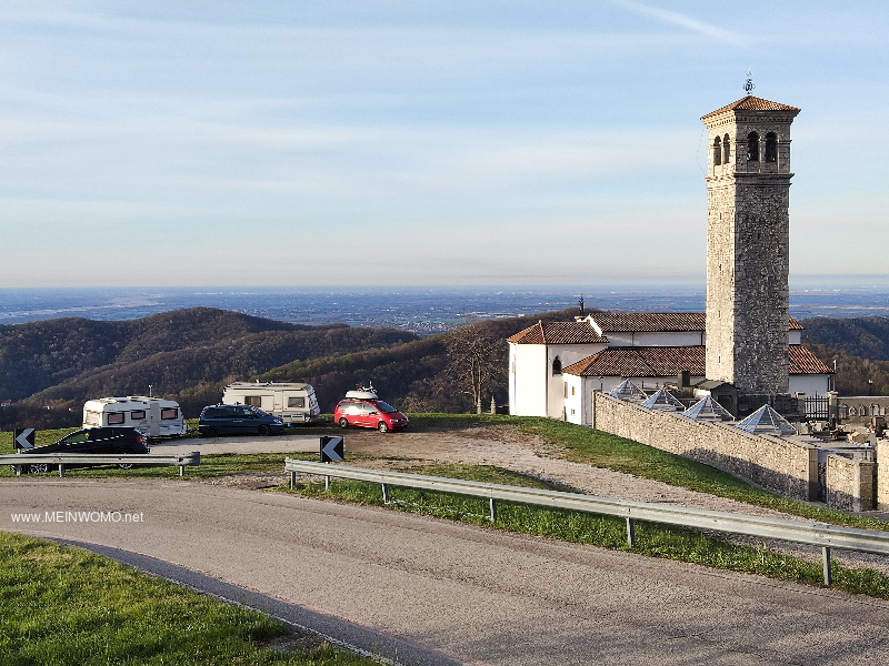 De parkeerplaats met de kerk van San Giacomo