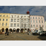 Hauptplatz in der Altstadt von Jindrichuv Hradec. Das Lokal Strapata Bohunka im 2. Gebude von links ist unbedingt einen Besuch wert!! Sie werden berrascht und begeistert sein.