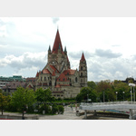 Kirche von der Donaubrcke aus fotografiert