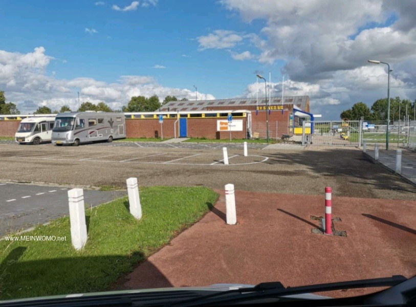 Parkeerplaats ha accesso al parco sportivo. 