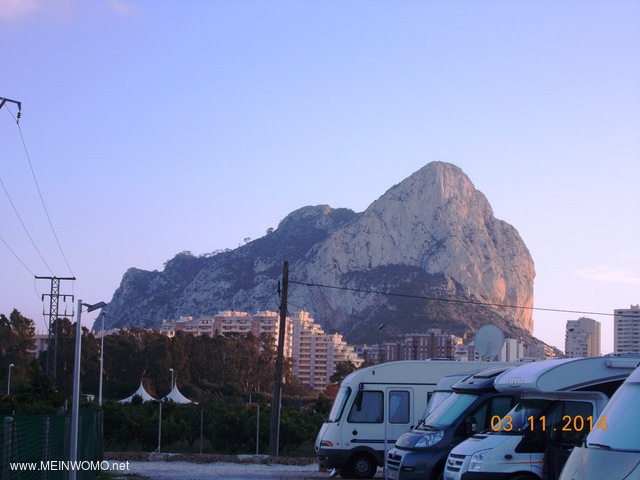  View from the parking lot to the landmark of Calpe..  By bike in 5 minutes reach.