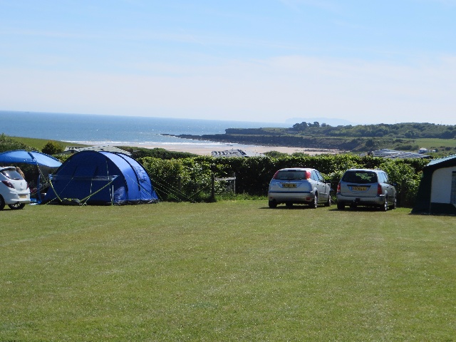 ein Teil des Campingplatzes mit Blick zum Meer