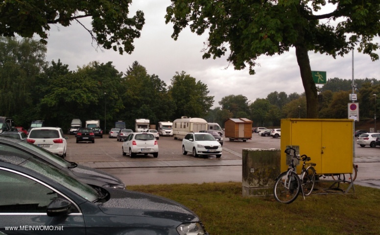  Parcheggio al mattino..  ,.  ,.  Purtroppo a Ratisbona piove