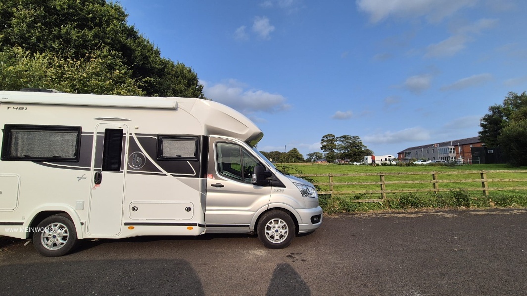 Parkplatz mit Sicht auf Park und weiteren Parkplatz