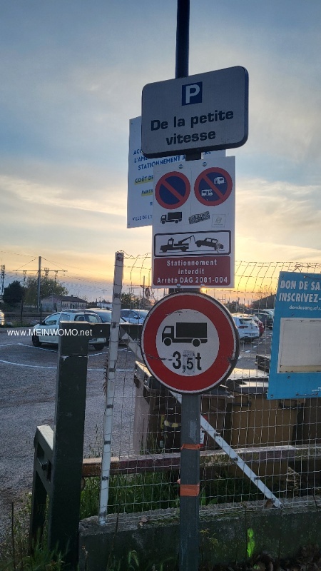 Eins von mehreren Schildern zum Parkverbot