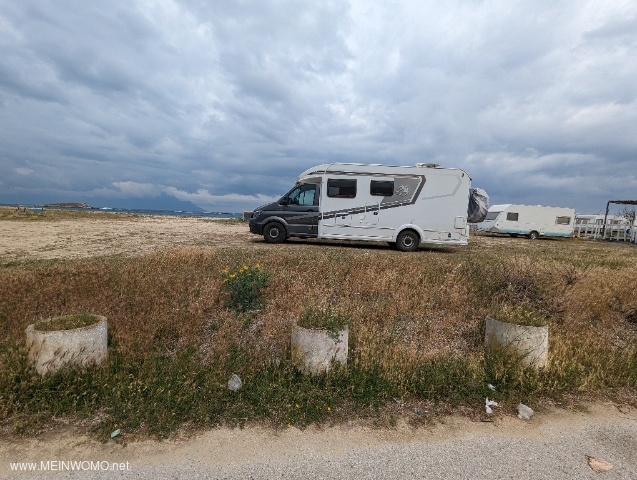 Stellplatz vor der Einfahrt zum Campingplatz 