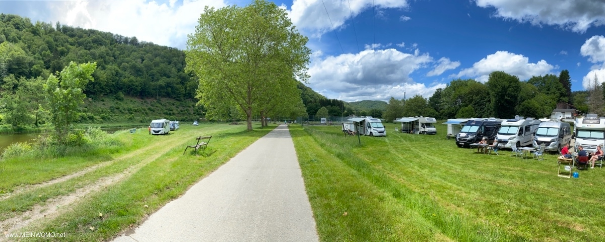 On the right the parking space, on the left the Semois (the campers there were sold by the police),  ...