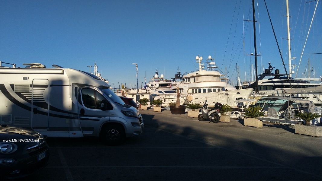 Directly at the marina, some short parking spaces. In the morning we quickly got out of the dust. Ot ...