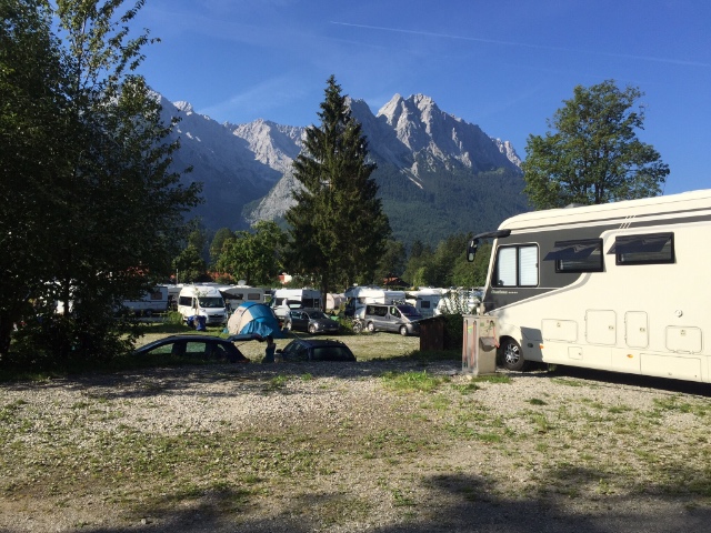  Vacker parkeringsplats p Loisach utsikt Alpspitz och Zugspitze