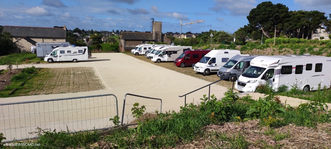 Place de parking encore en construction, mais dj activement utilise. Totalement calme la nuit.