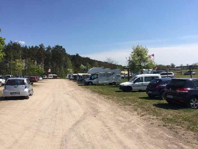 Campen am vorderen Parkplatz toleriert.
