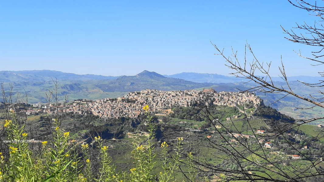 Uitzicht op Calascibetta vanaf de parkeerplaats