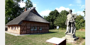 Standbild Friedrich Wilhelm I. neben dem Verrterhaus in Gro Stresow