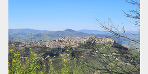 Blick vom Parkplatz auf Calascibetta