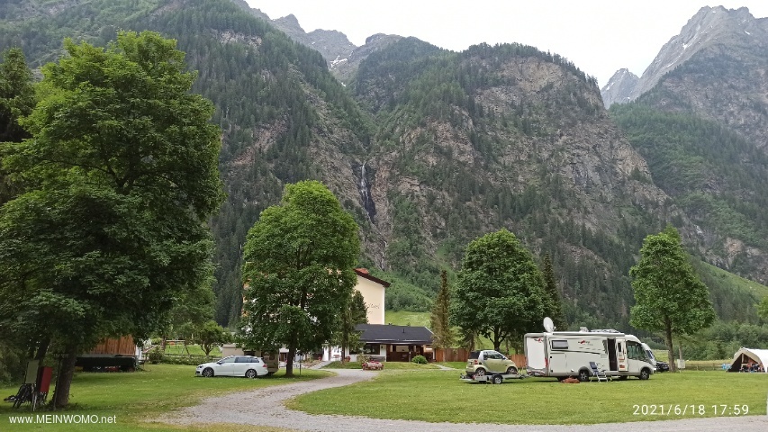  Camping met sanitair gebouw op de achtergrond  