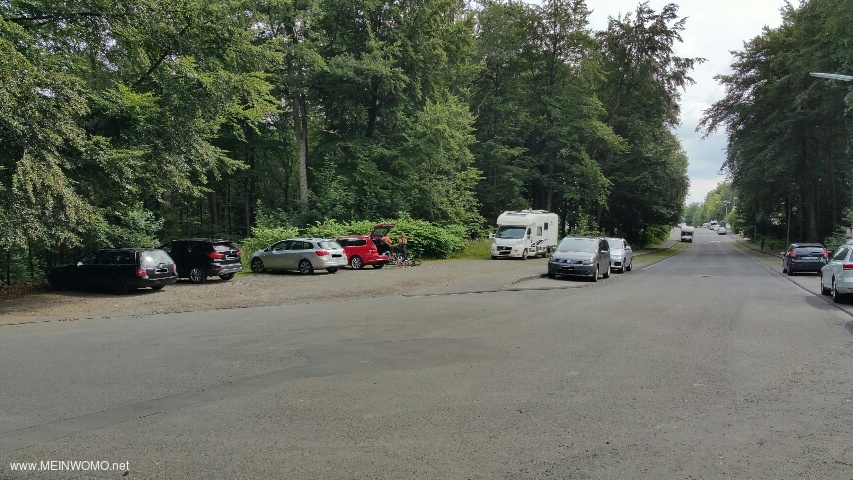  Wanderparkplatz @ Parkering vid kanten av skogen i slutet av en tervndsgrnd..  Hr r ocks star ...