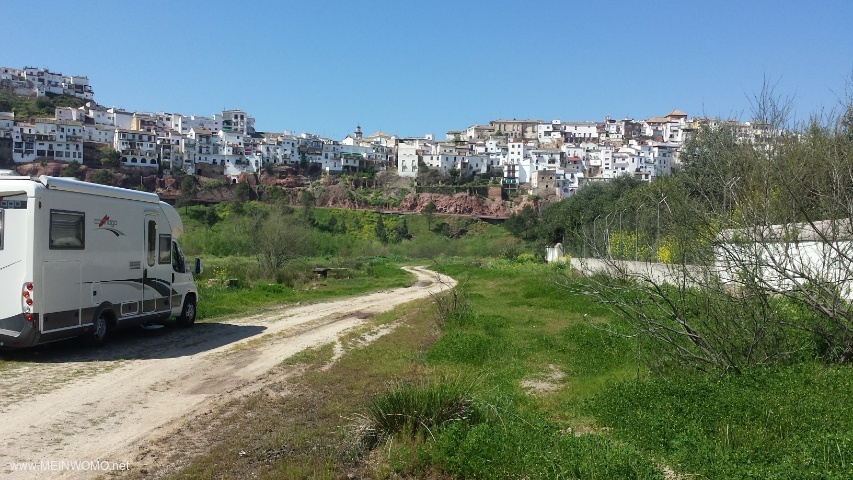  Montoro @ Somewhat overgrown picnic spot far out of Montoro with fantastic city views..  Here you c ...