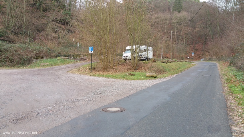  Wanderparkplatz @ Right and left of the main road, the parking spaces to visit the Hardenburg are s ...