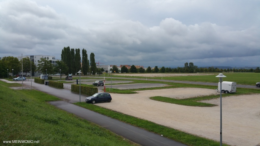 Trendsportfeld Ostfildern @Grozgiger Parkplatz an einer Sportanlage.