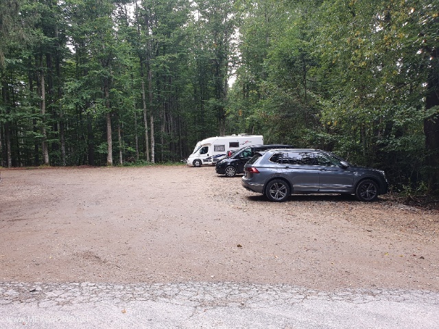 Estacionamiento de excursionistas en el bosque.