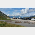 Parkplatz Col de la Madeleine@Ein Parkplatz auf 2050 m Hhe mit schner Aussicht, von hier sieht man den Mont Blanc.
