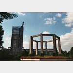 Gelsenkirchen, Nordsternpark: Grund-Gerst eines hlzernen Khlturms der Zeche Zollverein mit Turm und Statue im Hintergrund