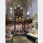 Blick zur Orgelwand ber dem Buchhandel