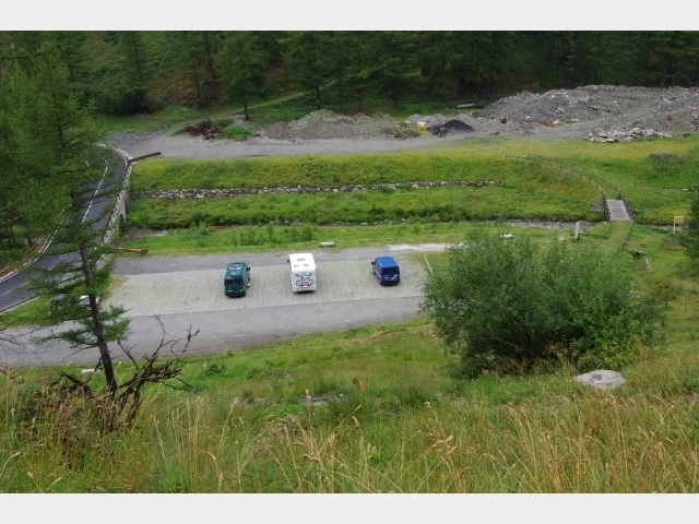  Med utsikt ver parkeringen vid St Bernard Pass vgen frn gngvg till passet