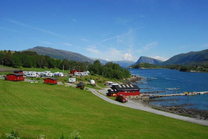  Endroit trs idyllique du fjord avec une jete pour les bateaux de location..  Particulirement ada ...